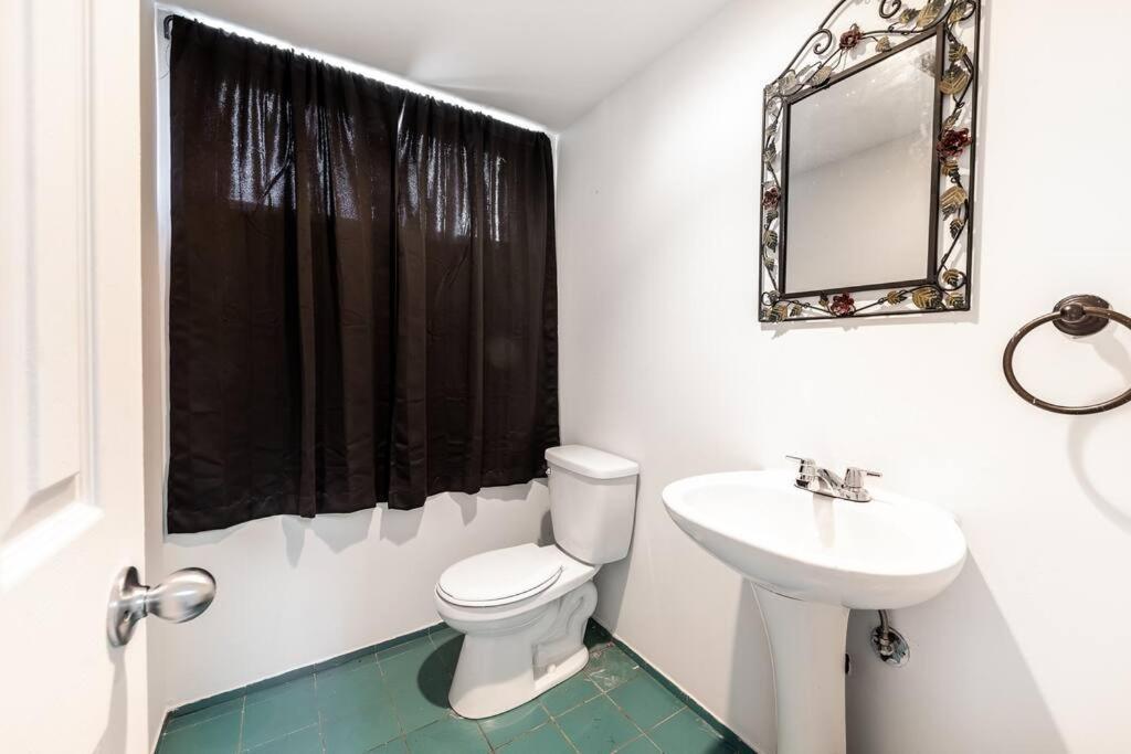 Appartamento Spacious 4Br House Close To Dt Brossard Esterno foto