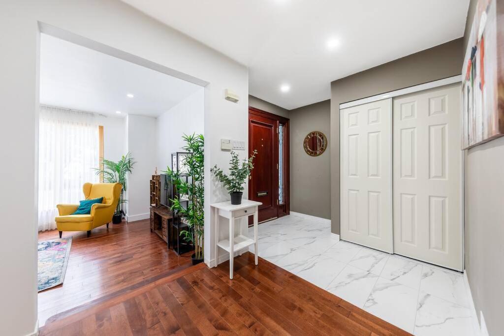 Appartamento Spacious 4Br House Close To Dt Brossard Esterno foto